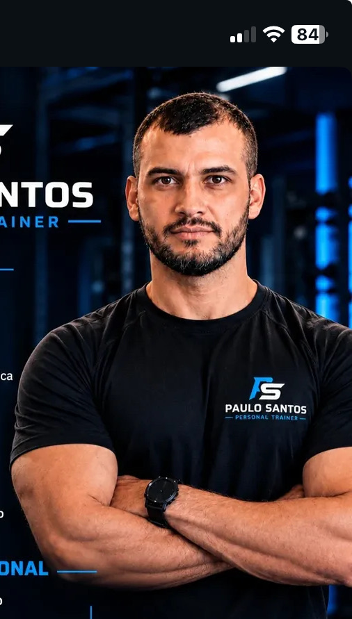 Paulo Santos, personal trainer, de braços cruzados na academia